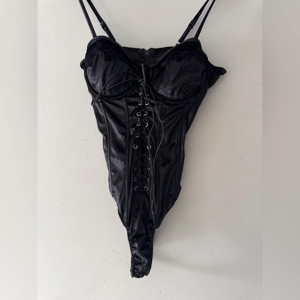 NWOT‎ Fashion Nova Black Crushed Velvet Metallic Lace Up Corset Bodysuit